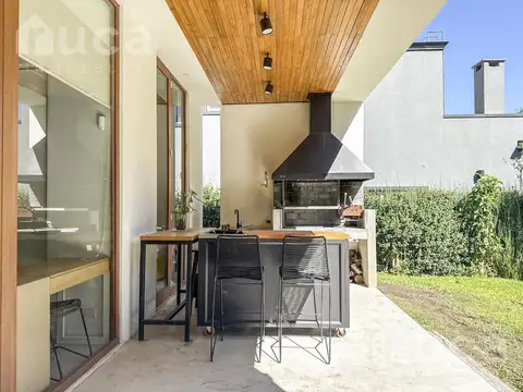 Casa en Venta con 2 cocheras