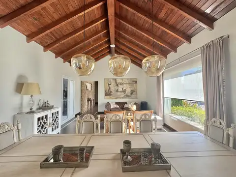 Casa 8 ambientes con 3 baños