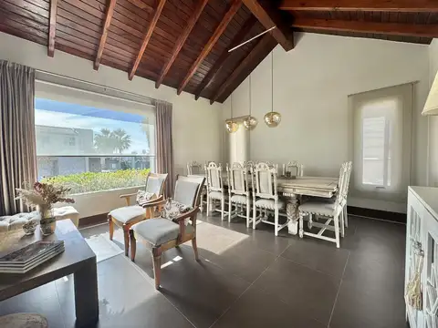 Casa en Venta con 3 cocheras