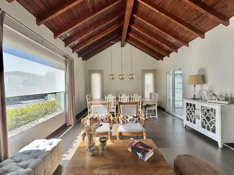 Casa 8 ambientes con 3 baños