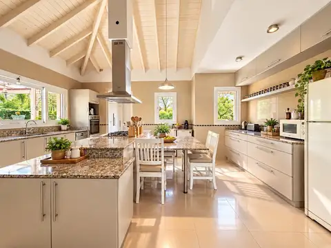 Casa en Venta con 2 cocheras