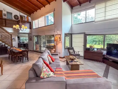 Casa en Venta con 2 cocheras