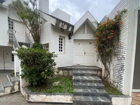 Casa 8 ambientes con 3 baños