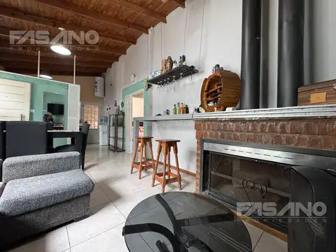Casa 4 ambientes con 2 baños
