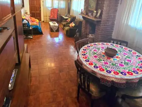 Casa 4 ambientes con 2 baños