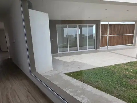 VENTA CASA EN BARRIO SAN SEBASTIAN- ESCOBAR- PERMUTA