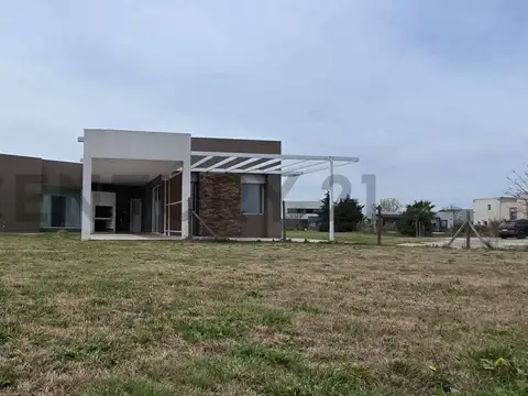 VENTA CASA EN BARRIO SAN SEBASTIAN- ESCOBAR- PERMUTA