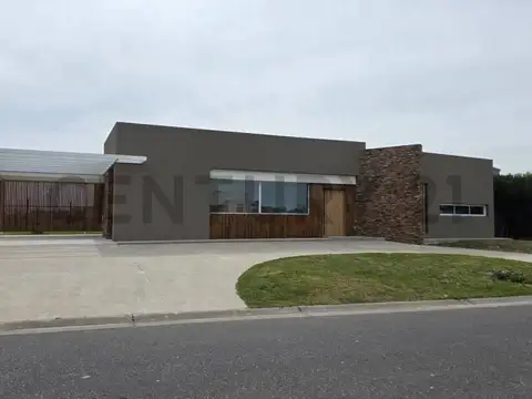 VENTA CASA EN BARRIO SAN SEBASTIAN- ESCOBAR- PERMUTA
