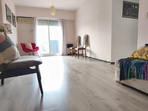 Venta Martínez. Departamento de 3 ambientes con patio y balcón.