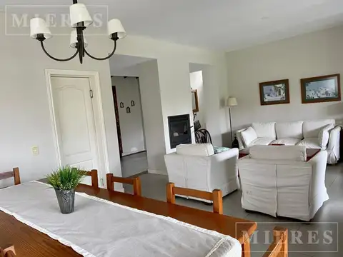 Casa 6 ambientes con 2 baños