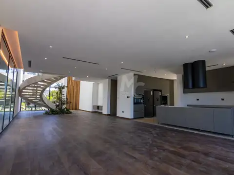 Casa 7 ambientes con 6 baños