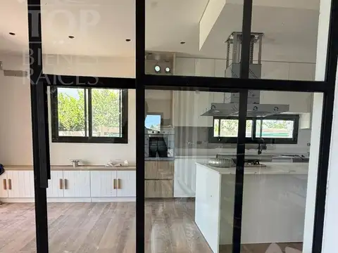 Casa 6 ambientes con 4 baños