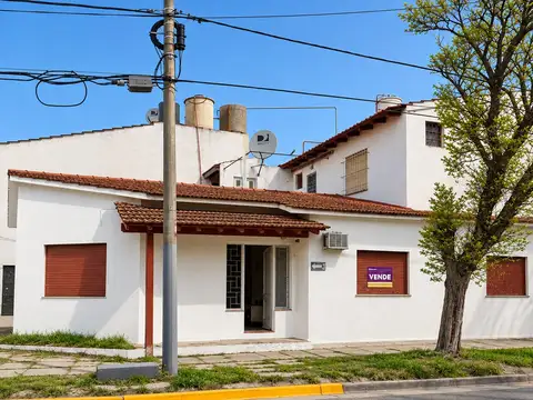 3 nº 2210 (esq. 49), Santa Teresita.