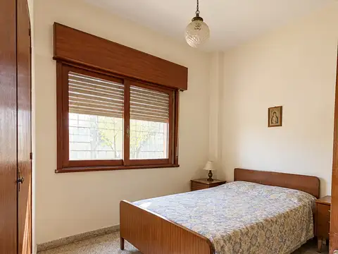 3 nº 2210 (esq. 49), Santa Teresita.