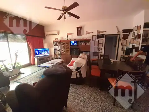 Casa 5 ambientes con 2 baños
