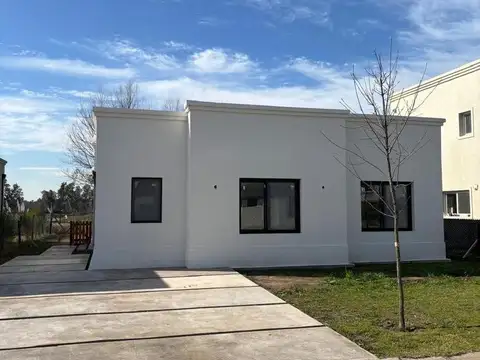 Casa 4 ambientes con 2 baños