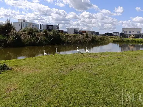 Lote a la laguna, en barrio Norte El Cantón