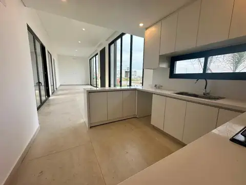 Casa 4 ambientes con 4 baños