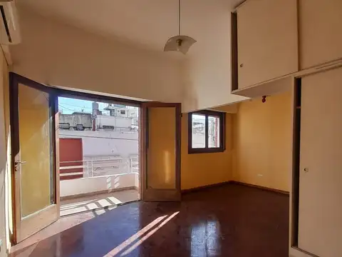 Monoambiente con balcón.