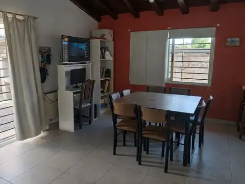 Casa 4 ambientes con 2 baños