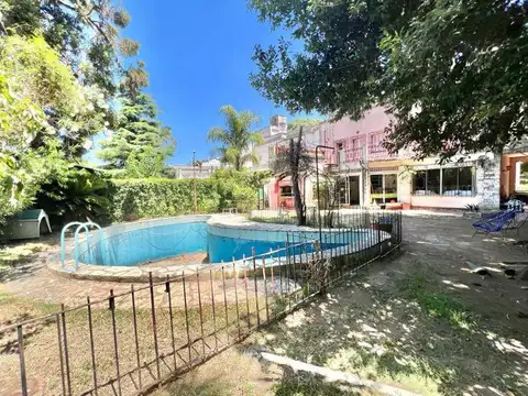 OPORTUNIDAD!!! Casa de 7 Amb con Doble Cochera,  fondo con jardin y pileta