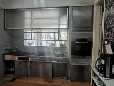 OPORTUNIDAD  Casa de 7 Amb con Doble Cochera,  fondo con jardin y pileta