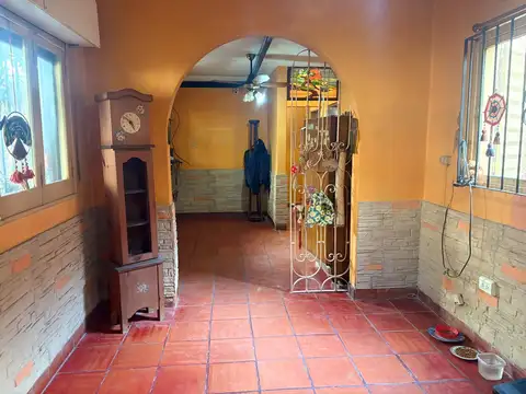 Casa de pasillo - No PH - 2 dormitorios - 2 patios - Laprida al 5600