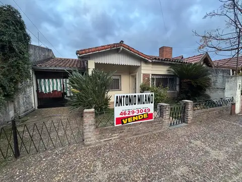 Chalet de 4 ambientes,  con amplio lote y cochera pasante , fondo libre