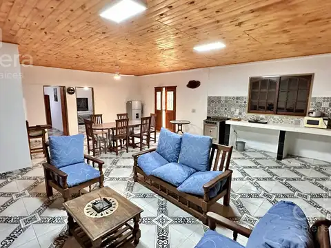 Casa en Alquiler con 2 cocheras