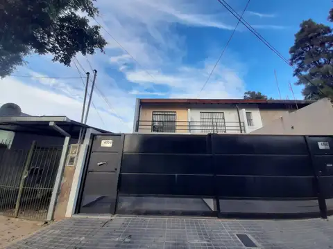 CASA CON ENTRADA DE AUTO DESCUBIERTA Y PATIO, 3 AMB