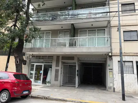 Local comercial desarrollado en dos plantas, con vidriera. EXPENSAS INCLUIDAS
