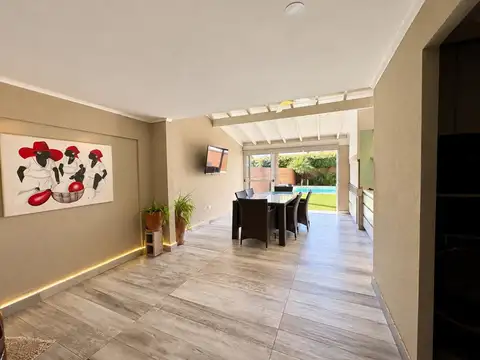 Casa en Venta con 2 cocheras