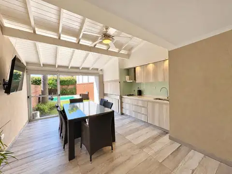 Casa Triplex 6 ambientes venta El Palomar Piscina