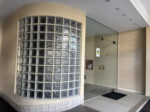 DPTO SEMIPISO 2 AMB Y MEDIO AL FRENTE EN 3ER PISO POR ASCENSOR- MUY LUMINOSO - RECIEN PINTADO-EXCELENTE ESTADO