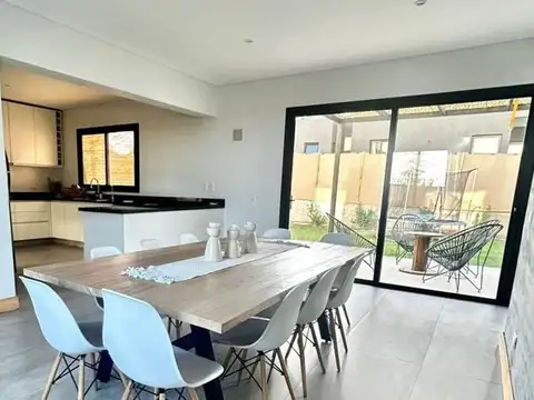 Casa 4 ambientes con 3 baños