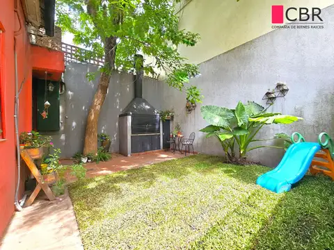 Muy linda Casa Reciclada de 3 Amb. con Pequeño Jardín y Parrilla