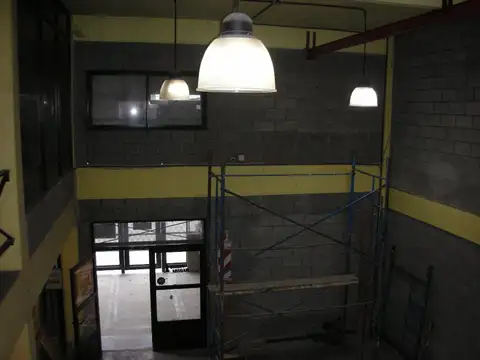 Edificio de oficinas y local sobre la vía pública