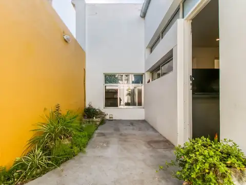 PH EN VENTA LA PLATA CON COCHERA Y PATIO