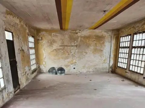 Se alquila 1300 m2 en Villa Maipu actual fabrica de muebles