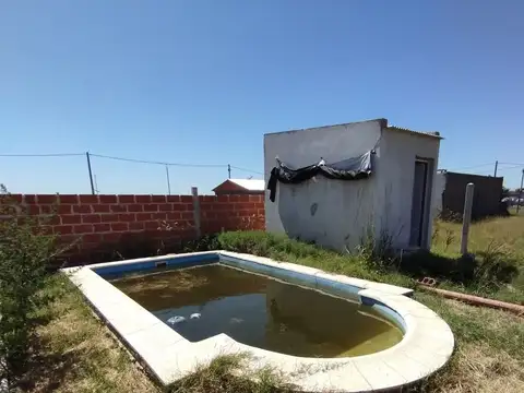 Terreno con pileta y cuarto de guardado