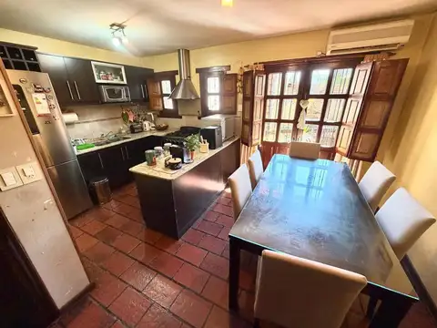 Casa 4 ambientes con 2 baños