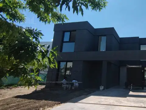 Casa en venta al agua de 5 ambientes en Canton Golf