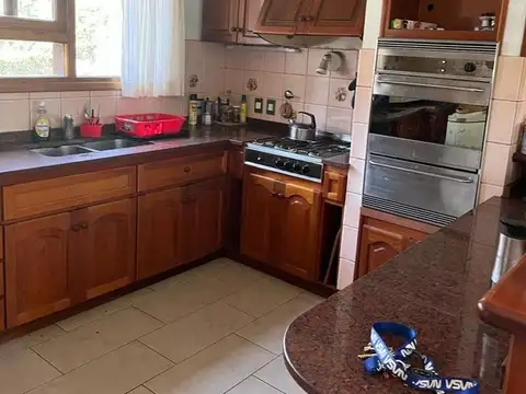 Casa en Alquiler con 3 cocheras