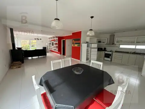 ¡VENDE! Dos excelentes casas a 35 metros del mar – Dunamar, Claromecó