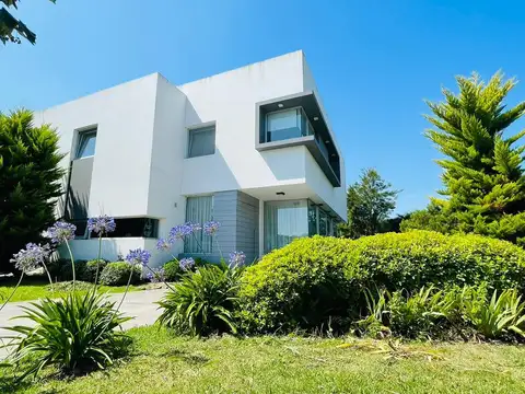 CASA DE SEIS AMBIENTES EN ARENAS DEL SUR