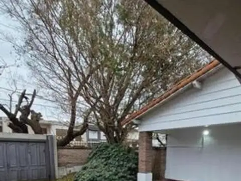 HERMOSA CASA DE 5 DORMITORIOS CON PARQUE Y GARAGE
