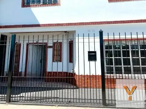 Casa en venta - 4 Dormitorios 2 Baños - Cochera - 400Mts2 - Merlo