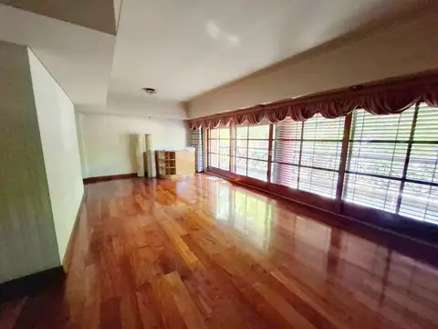 VENTA Piso de 5 Ambientes con Dependencia + 2 Cocheras Fijas – Bajas Expensas – Caballito