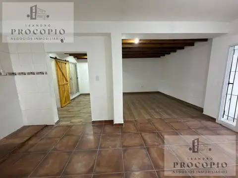 CASA - VENTA - Dos unidades - Parque, parrilla y cochera - en Moreno