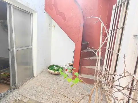 CASA EN VENTA EN LANUS. INVERSION!